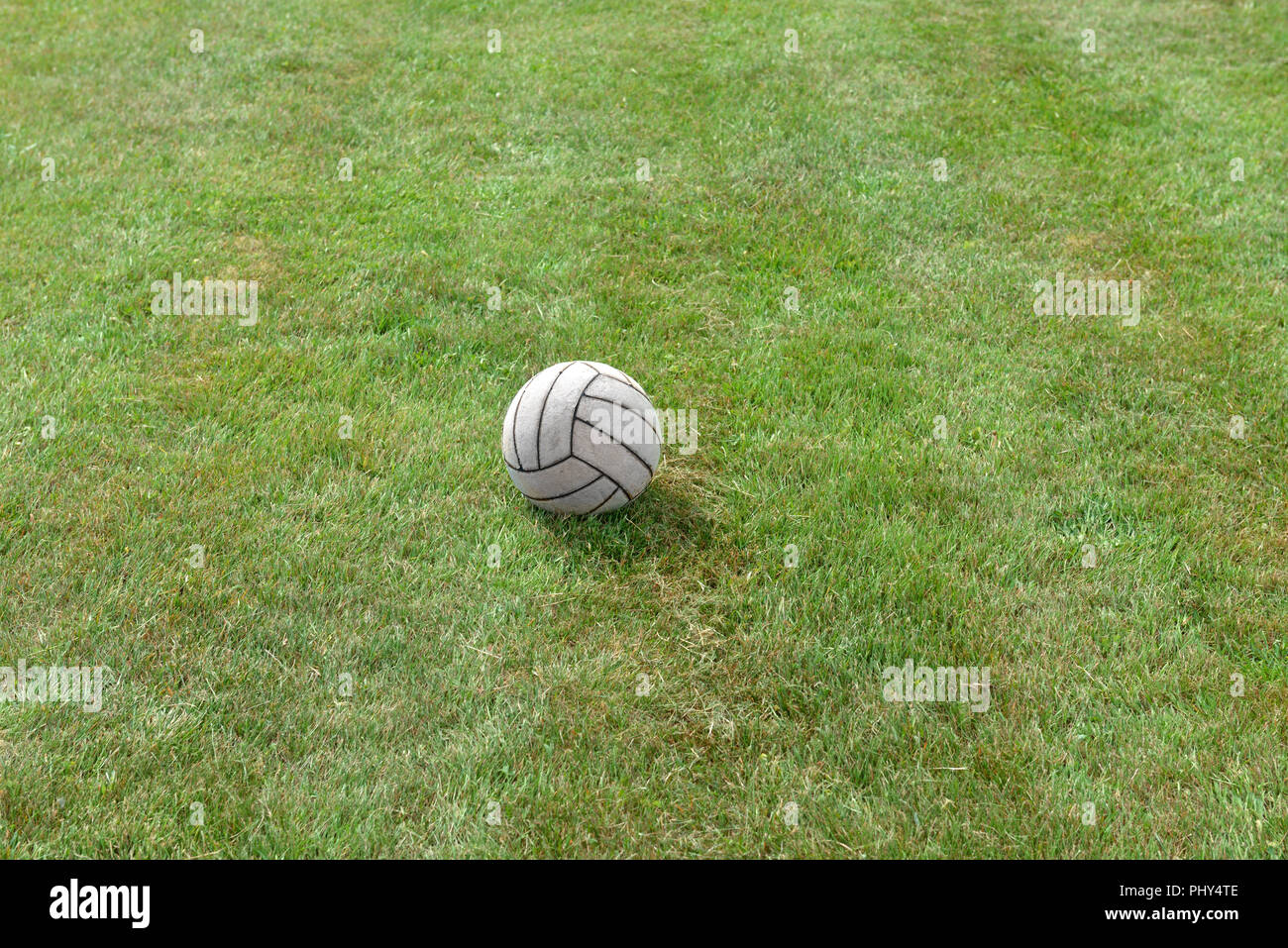 Palla sul campo di calcio Foto Stock