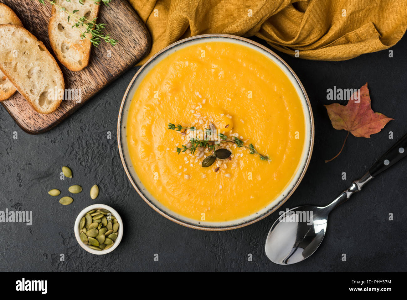 Crema di zucca scodella su sfondo nero. Vista dall'alto. Autunno comfort food, vegetariano cibo sano Foto Stock