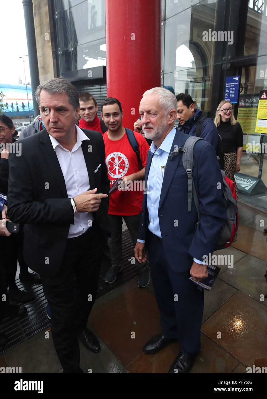 Ritrasmesso per aggiunta di nome leader laburista Jeremy Corbyn con la metropolitana e il sindaco della città di Liverpool Regione Steve Rotherham a Liverpool Lime Street Station, Liverpool, dove egli sarà iniziare il percorso di Crossrail per il Nord, cambiando a Manchester Victoria, Leeds e arrivando a Hull. Foto Stock