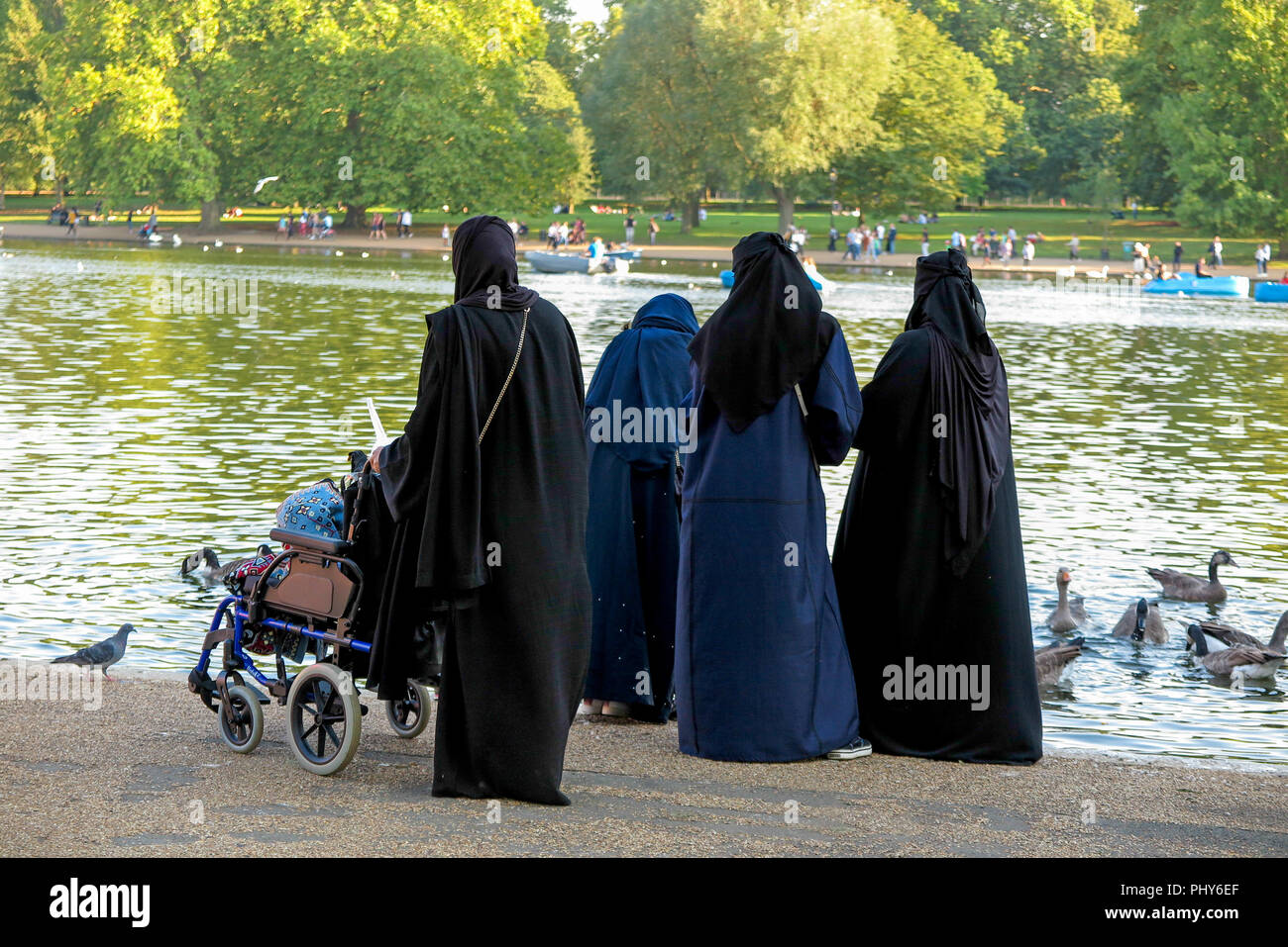 4 Le donne musulmane alimentazione di anatre a serpentina Hyde Park Londra Foto Stock