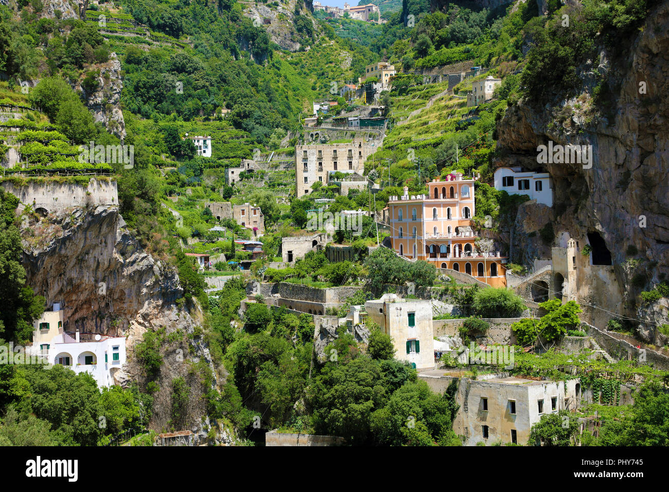 Case sparse sulle montagne rocciose nella natura con vigneti nel villaggio di Atrani, Amalfi, Italia Foto Stock
