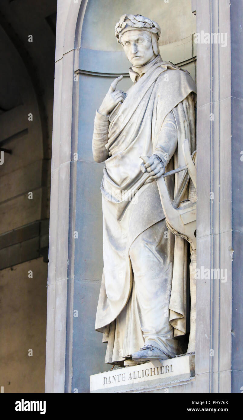 La statua del famoso poeta italiano Dante Alighieri, nel porticato degli Uffizi a Firenze, Italia Foto Stock