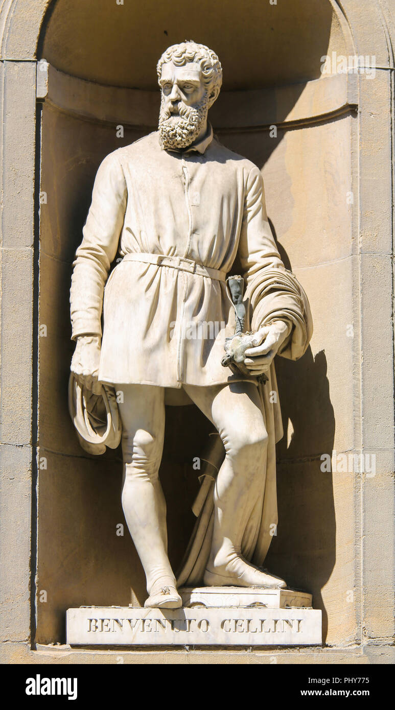 Statua di Benvenuto Cellini, un famoso del XVI secolo orafo italiano, scultore, disegnatore, soldato, musicista e artista nella Galleria degli Uffizi colonnato in Fl Foto Stock