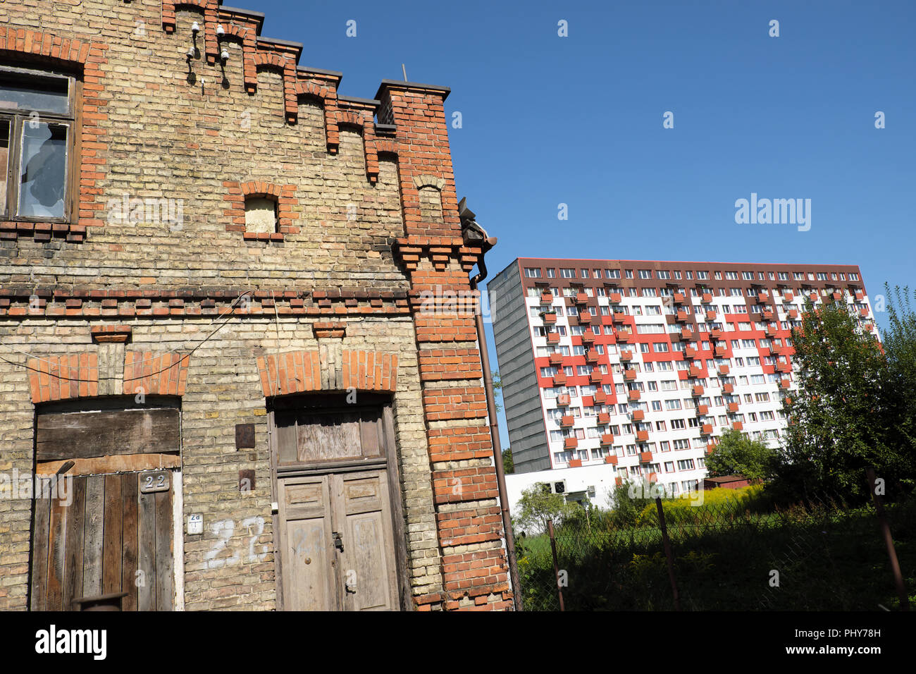 Bialystok Polonia contrasto tra vecchi derelitti costruito in mattoni e proprietà alto e moderno blocco di appartamenti Foto Stock