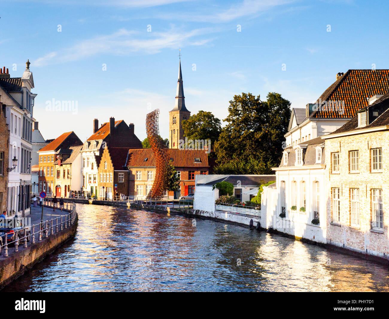 Canal edifici e Lanchals da John poteri (USA) a quindici metri di altezza della struttura, costruita da impilati con cura i moduli in acciaio come parte della Triennale di arte contemporanea e di architettura intitolato "Liquido Città", un percorso arte attraverso il cuore storico della città - Bruges, Belgio Foto Stock