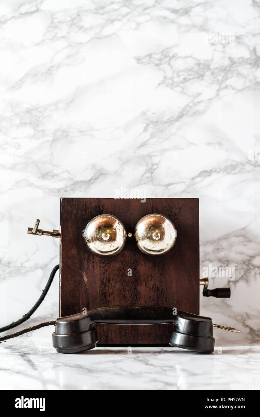 Antique magneto manovella telefono impostato su Sfondo marmo Foto Stock