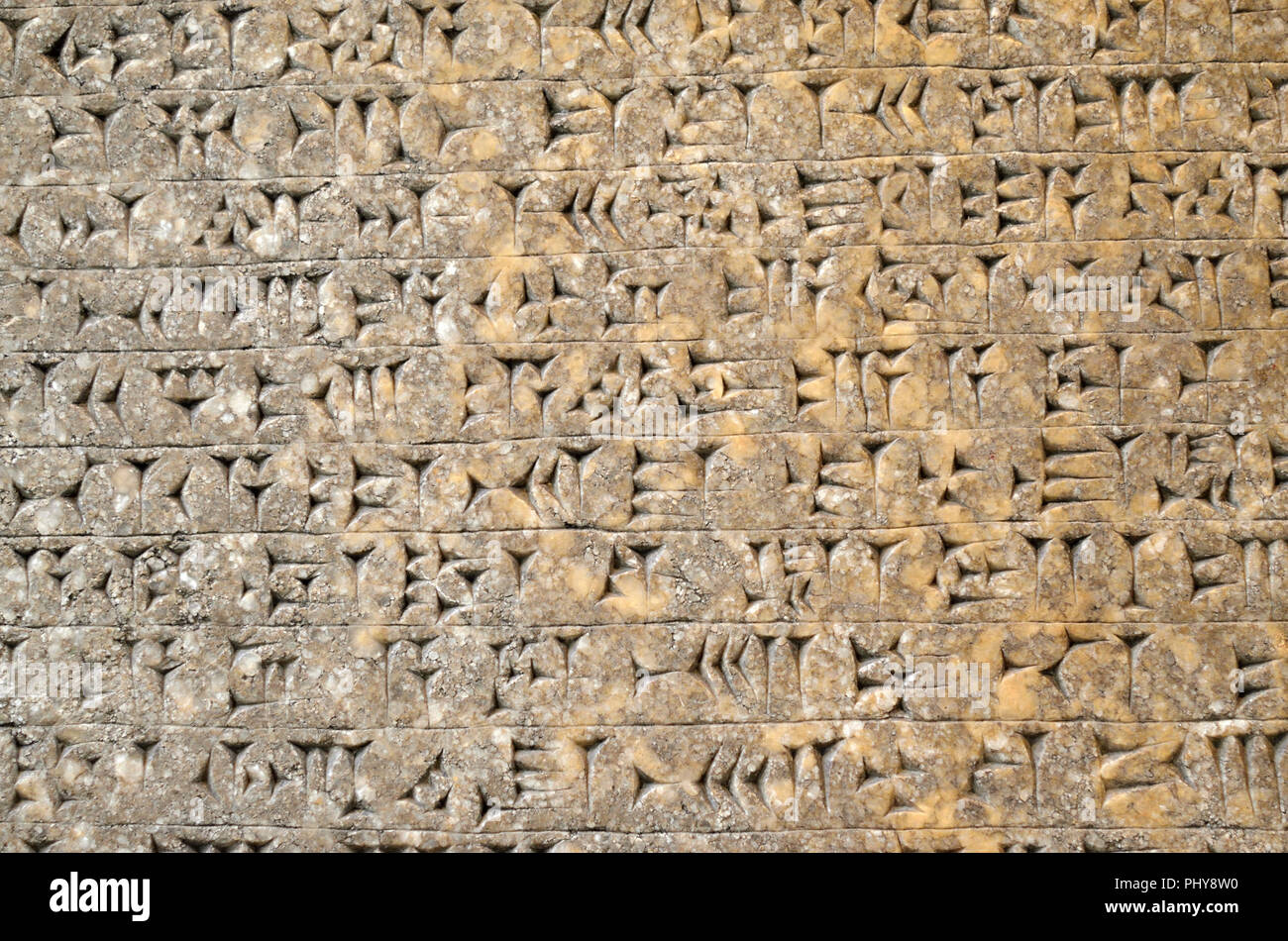 Vecchio assiro scrittura cuneiforme su un pannello di pietra da Nimrud, a nord ovest di Palazzo, (c865-860BC) British Museum, Bloomsbury, Londra, Inghilterra, Regno Unito. Foto Stock