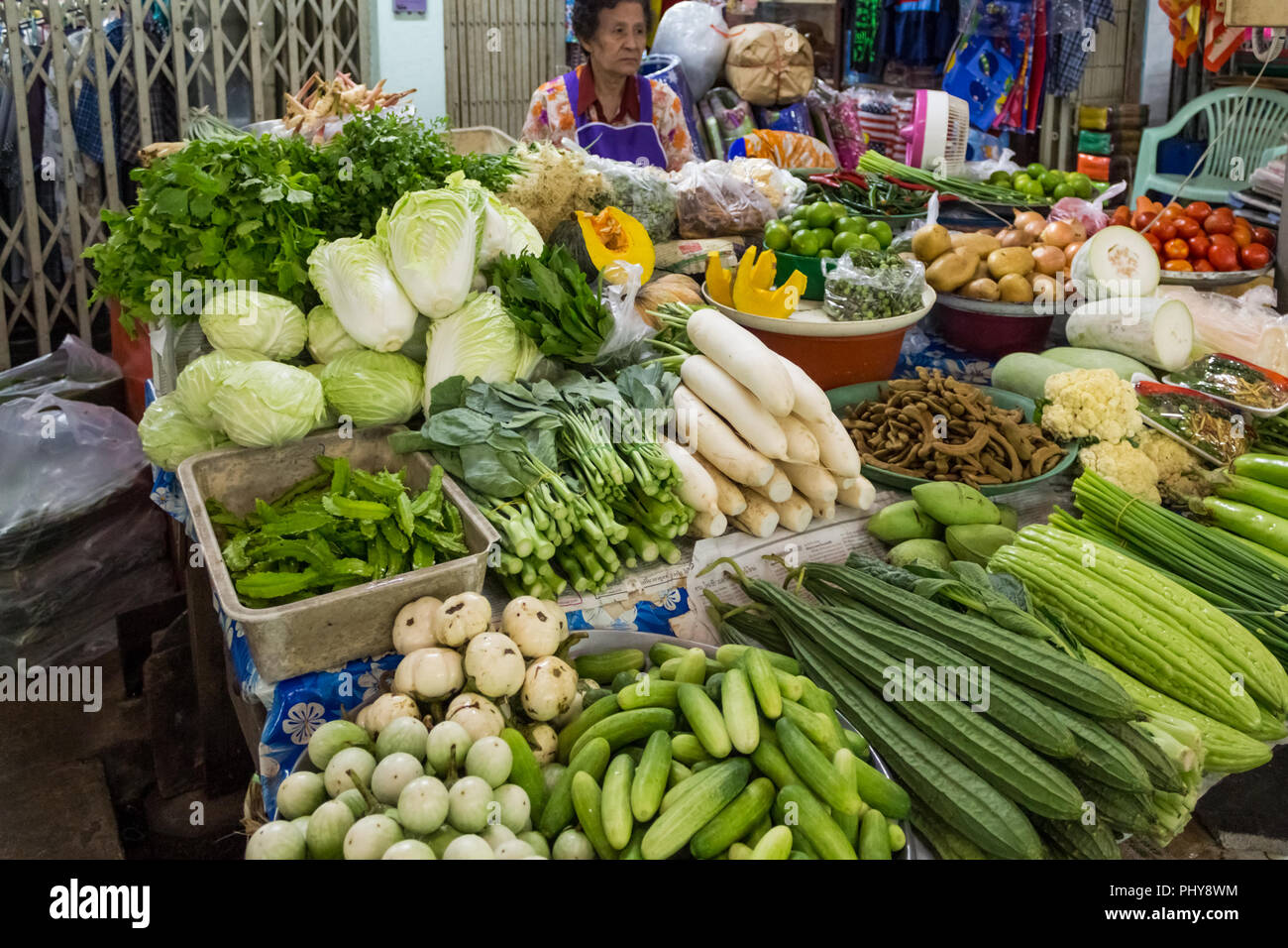 Bangkok, Tailandia - 27 Gennaio 2018: organiche di verdura verde venduto su ferrovia Maeklong via mercato (mercato del treno di stallo) Thailandia, Bangkok. Foto Stock