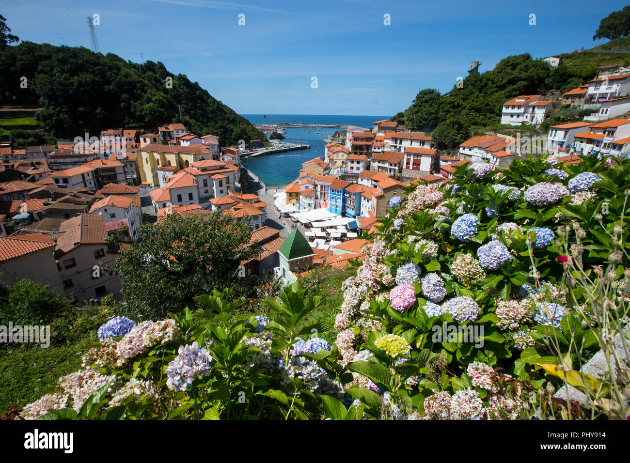 Il villaggio di pescatori di Cudillero nelle Asturie, a nord ovest della Spagna. Foto Stock