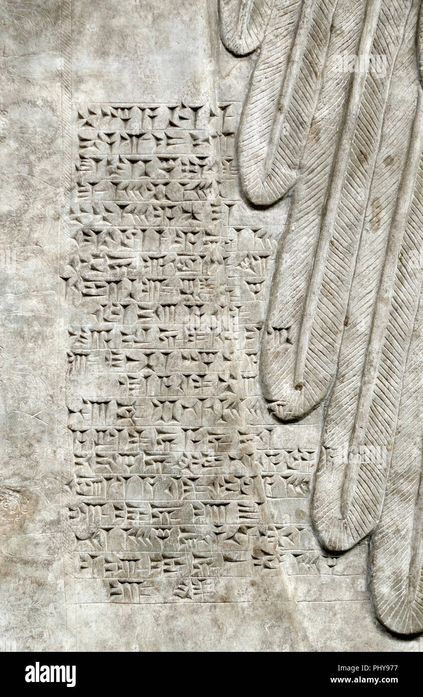 Vecchio assiro scrittura cuneiforme su un pannello di pietra da Nimrud, a nord ovest di Palazzo, (c865-860BC) British Museum, Bloomsbury, Londra, Inghilterra, Regno Unito. Foto Stock