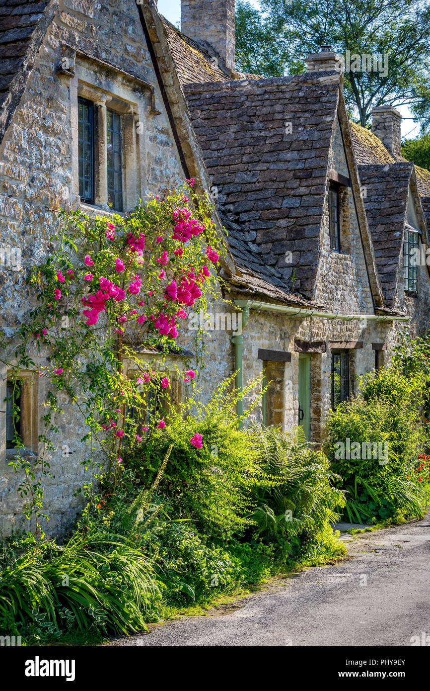 Arlington Row - case costruite per i tessitori locali, Bibury, Glocestershire, Inghilterra Foto Stock