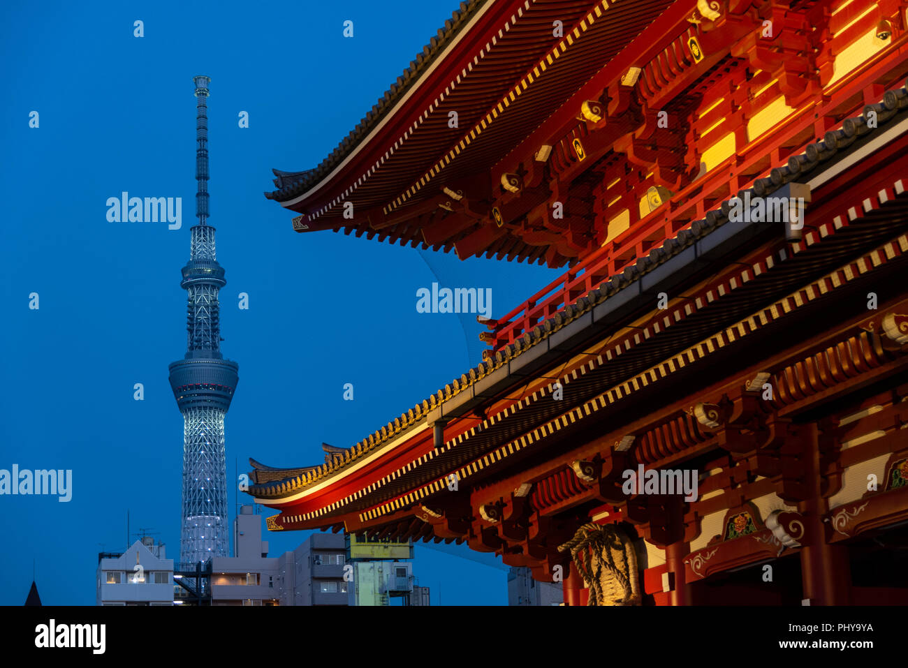 Tokyo sky tree contro con tempio tradizionale Foto Stock