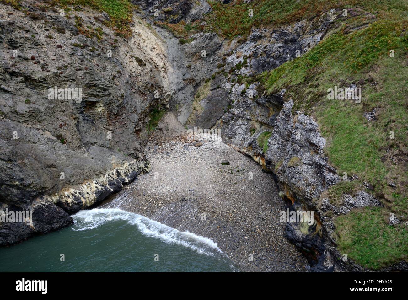 Pwll y Wrach streghe calderone un interessante caratteristica geologica sulla costa Wesh Ceibwr bay Moelgrove Galles Cymru REGNO UNITO Foto Stock