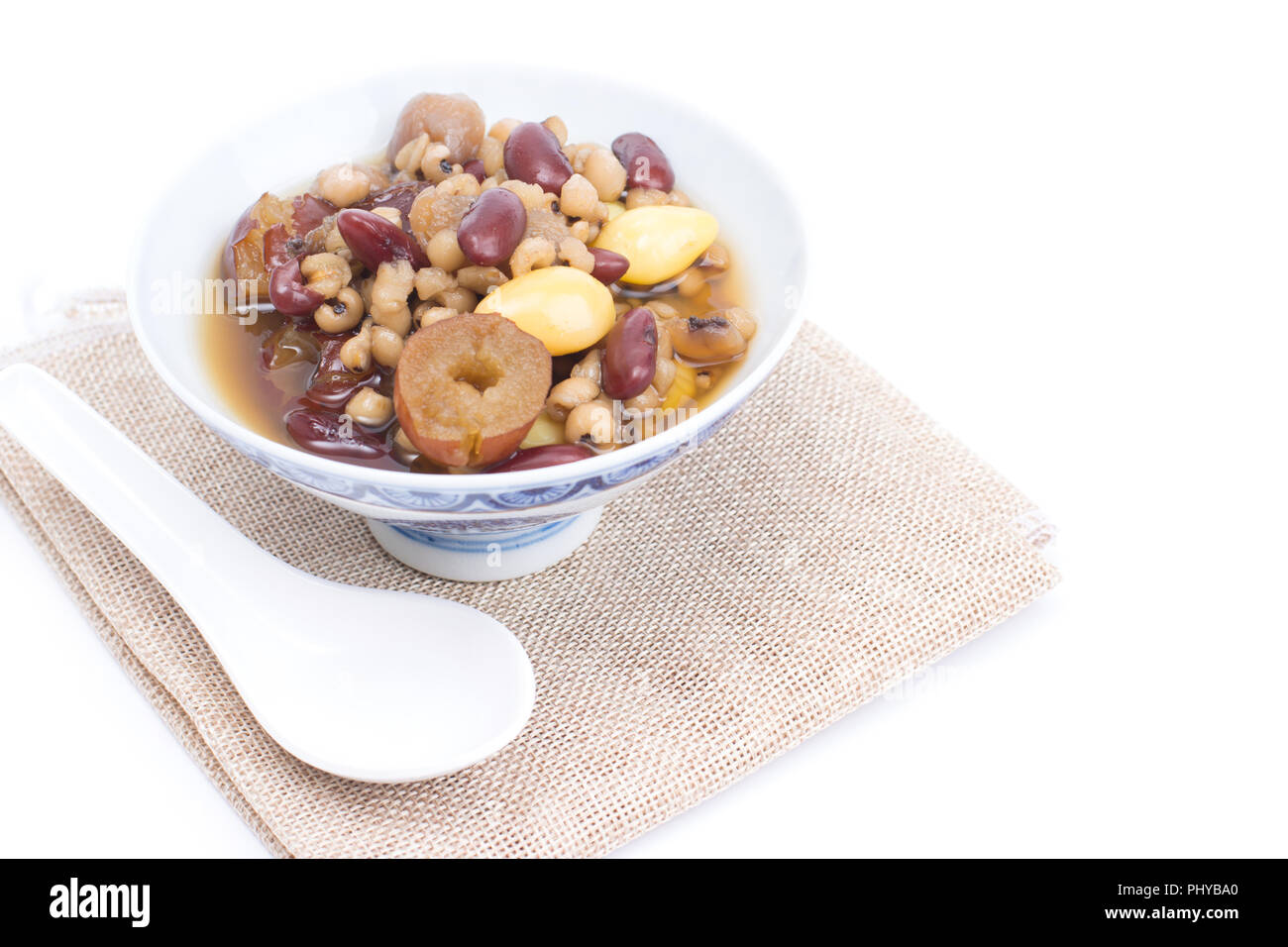 Tipo di dessert cinese nome taotheung nel recipiente isolato su sfondo bianco. Il dessert in estate per un sano. Foto Stock