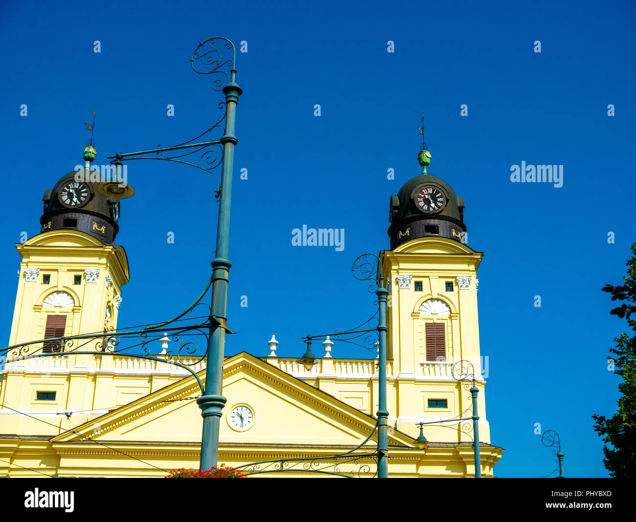 Vista su di una chiesa storica a Debrecen, Ungheria, Europa in una giornata di sole. Foto Stock