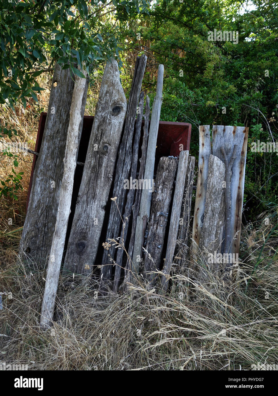 Pile a secco di legna da ardere pronto per l'inverno a un privato casa francese e il giardino in estate Foto Stock