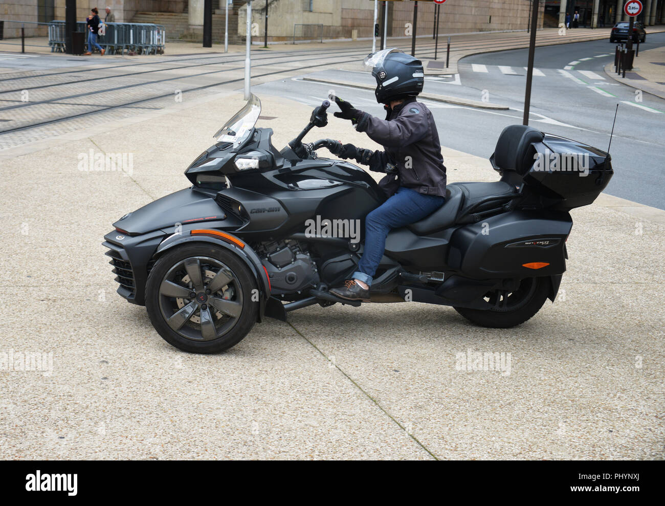 Proprietario guidando il suo Can-Am's Spyder F3 limitate Delta trike moto  con due ruote anteriori e una ruota motrice sul retro Foto stock - Alamy