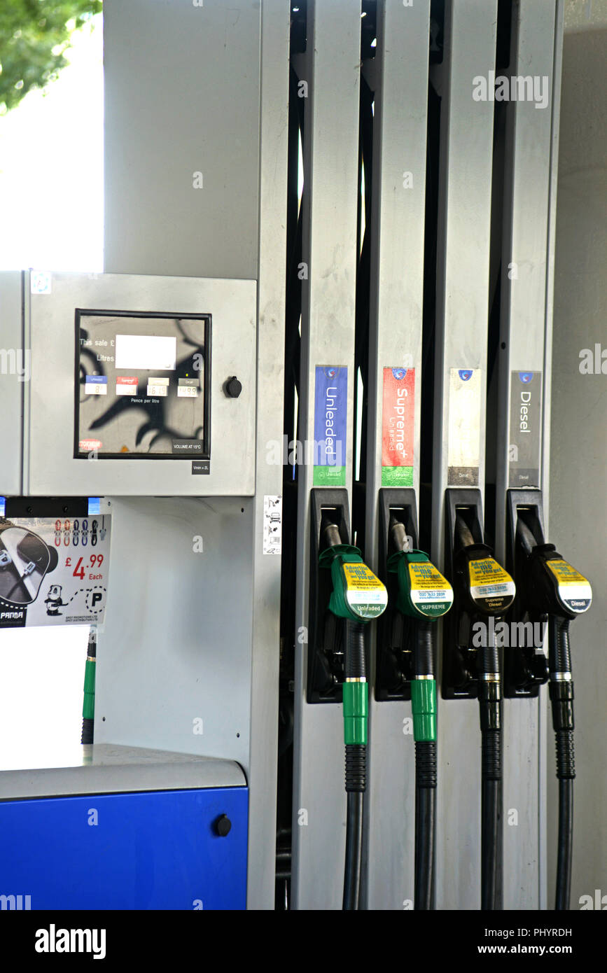 Regno Unito area di servizio Esso le pompe del carburante con 4 scelte di carburante. Foto Stock