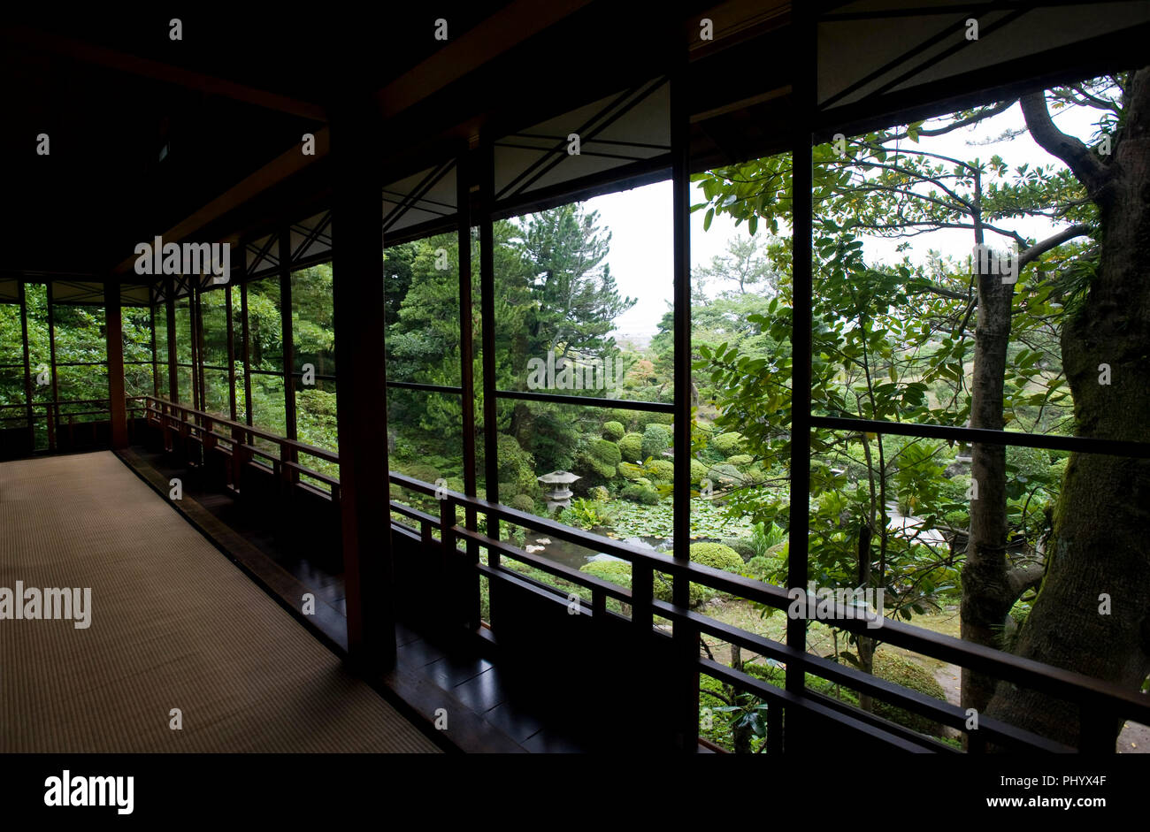 La foto mostra il delicato legno scolpito in testa la foto mostra il giardino Kakubuen come visto dal secondo piano dell'edificio principale di Foto Stock
