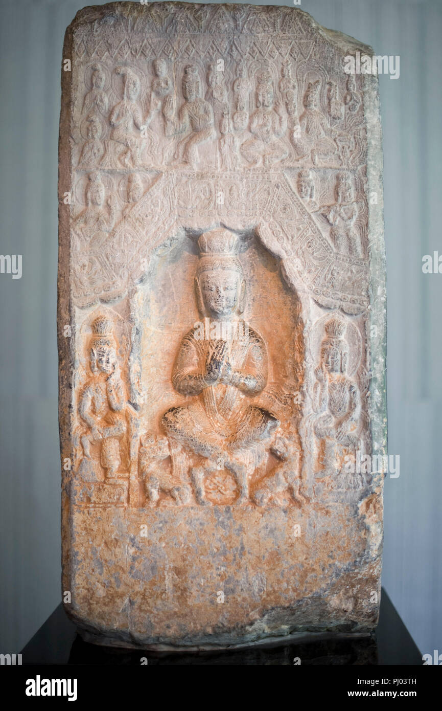 La foto mostra le immagini buddista incisa su un blocco di pietra che risale al VI secolo, sul display all'Nezu Museum of Art di Tokyo, in Giappone o Foto Stock
