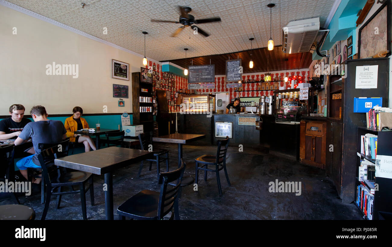 Dun-Well Donuts, 222 Montrose Ave, Brooklyn, New York. Interno di un caffè vegan Donut nel quartiere Bushwick. Foto Stock