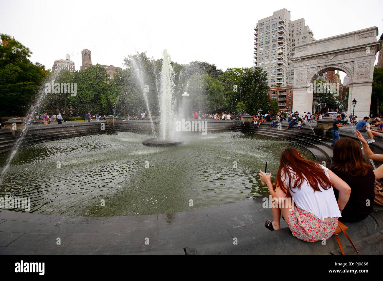 Washington Square Park Fountain in una giornata nuvolosa, New york City Foto Stock