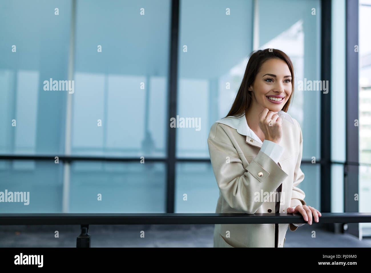 Ritratto di giovane imprenditrice andando a office Foto Stock