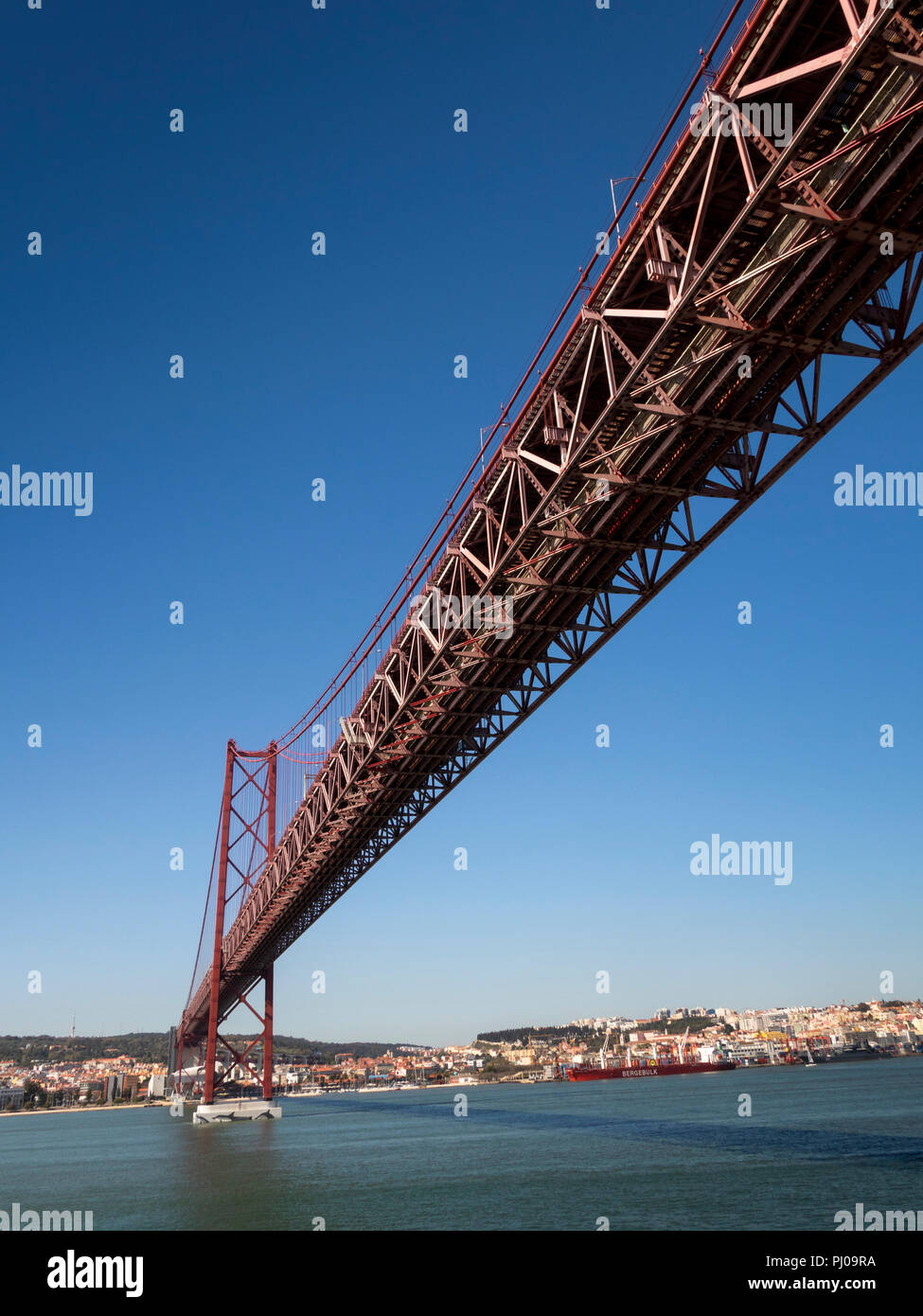 Por165 Portogallo, Lisbona, ponte 25 de Abril, (XXV Aprile ponte) oltre il fiume Tago, panoramica Foto Stock