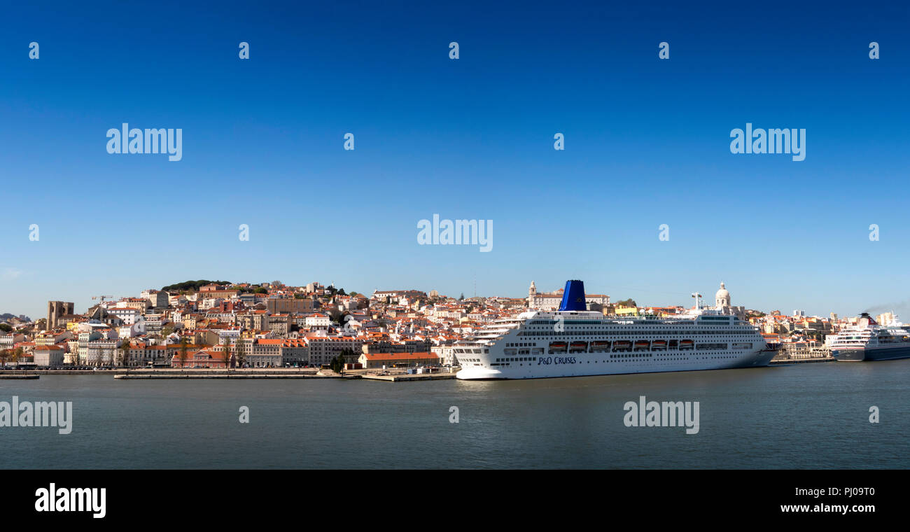 Por161 Portogallo, Lisbona, P&O Oriana ormeggiato a Santa Apolonia cruise terminal, Alfama, Old Town, Vista panoramica Foto Stock