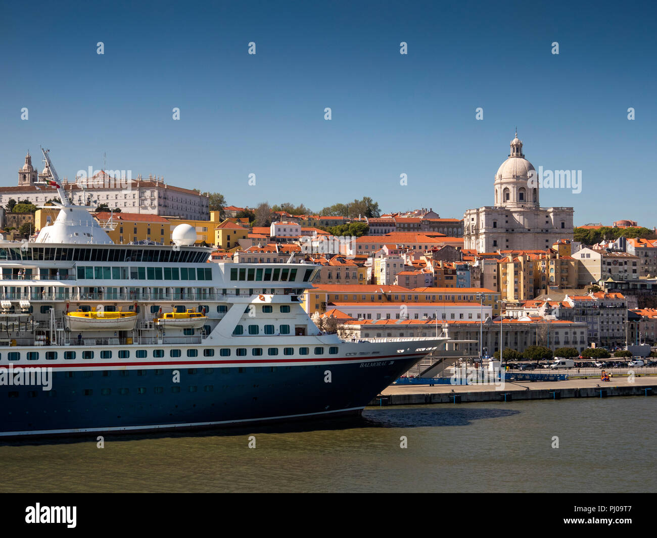 Il Portogallo, Lisbona, Fred Olsen linea MV Balmoral al cruise terminal guardando verso Campo de Sta Clara e Panteo Nacional dome Foto Stock