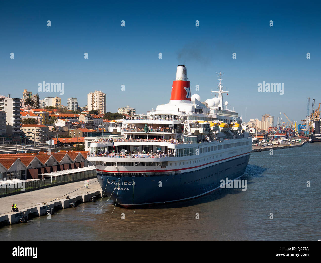 Il Portogallo, Lisbona, Boudicca MV al cruise terminal guardando verso Campo de Sta Clara Foto Stock