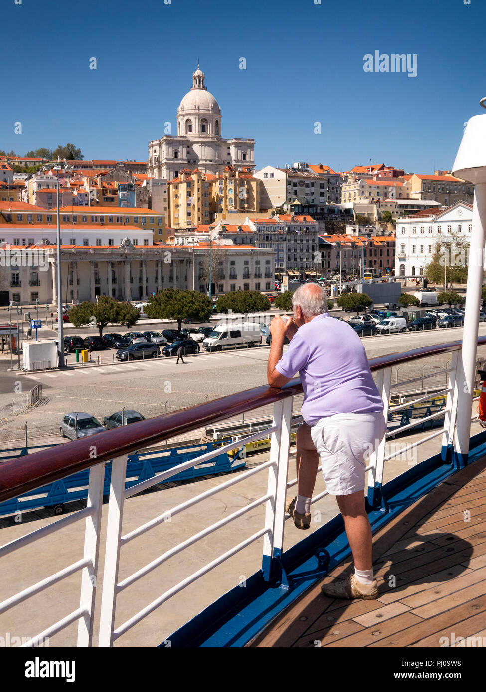 Il Portogallo, MV Marco Polo passeggero al ponte ferroviario, uscire Alfama, Old Town cruise terminal guardando verso Campo de Sta Clara e Panteo Nacional dome Foto Stock