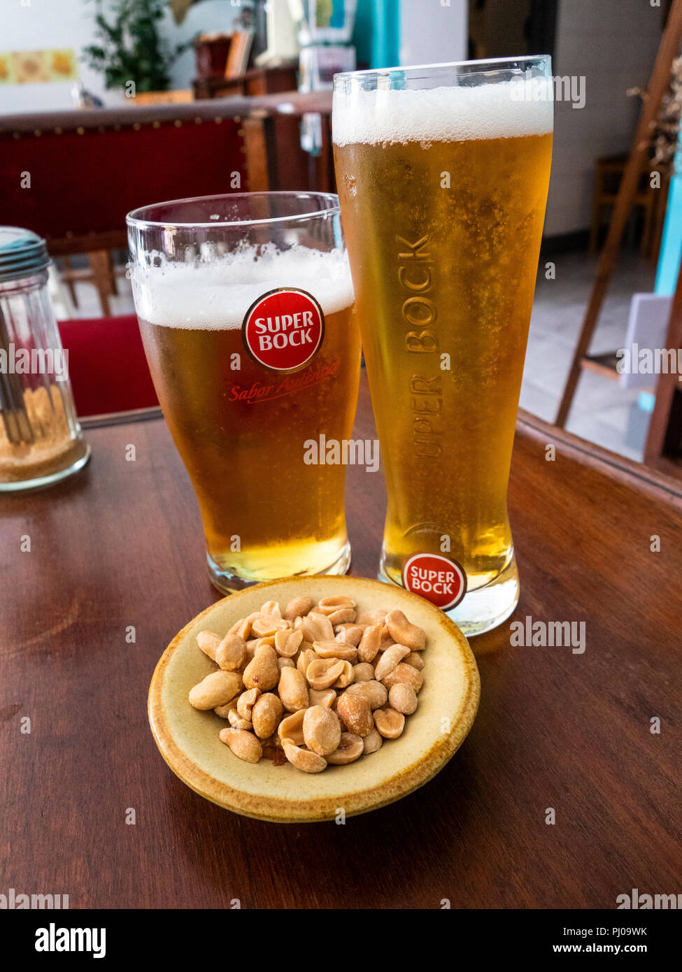 Il Portogallo, Lisbona, Alfama, Città Vecchia, Rua dos Remedios, bicchieri di Super Bock birra e snack arachidi in piccoli bar locale Foto Stock Il Portogallo, Lisbona, Alfama, Città Vecchia, Rua dos Remedios, bicchieri di Super Bock birra e snack arachidi in piccoli bar locale Foto Stock