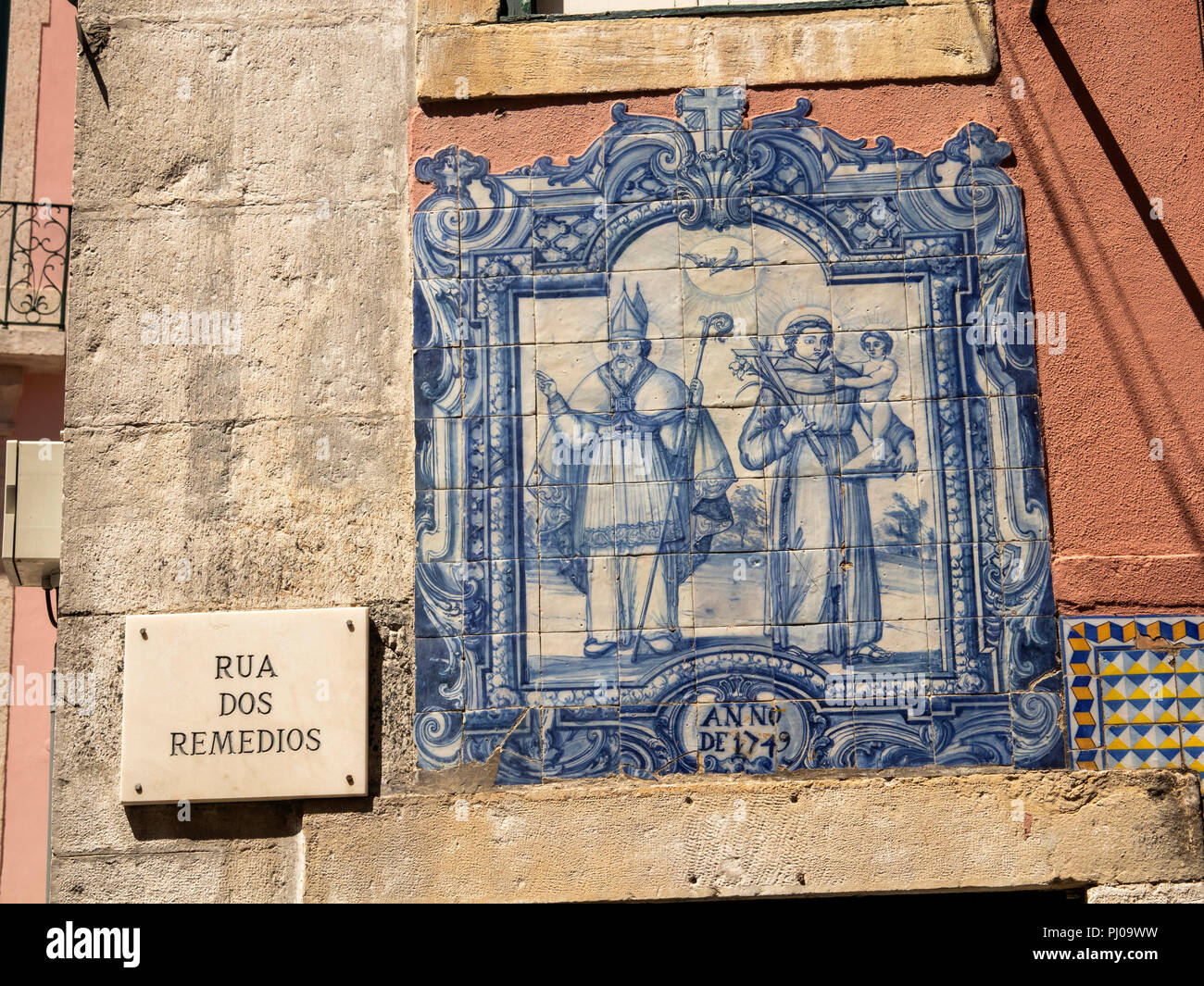 Il Portogallo, Lisbona, Alfama, Città Vecchia, Rua dos Remedios, 1749 a tema religioso pannello piastrellato sul angolo di strada Foto Stock