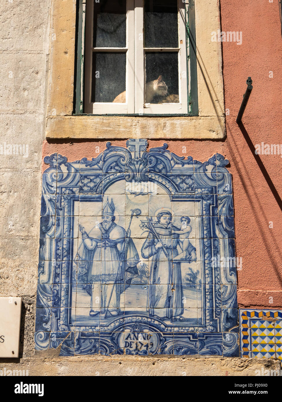 Il Portogallo, Lisbona, Alfama, Città Vecchia, Rua dos Remedios, 1749 a tema religioso pannello piastrellato sul angolo di strada Foto Stock