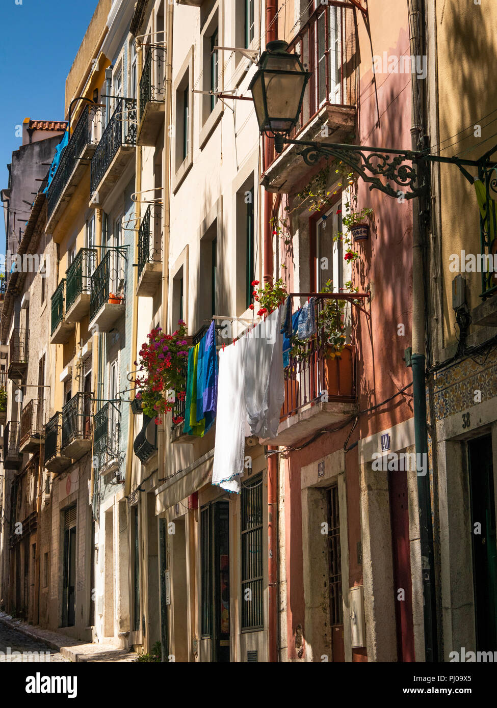 Il Portogallo, Lisbona, Alfama, Città Vecchia, lavaggio appesa fuori verniciato colorato vecchie case Foto Stock