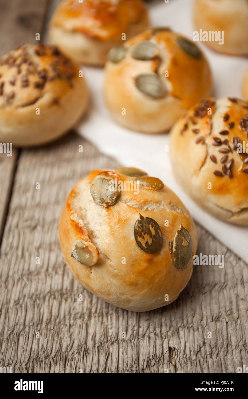 Il pane fatto in casa panini con semi di sesamo hamburger con sesamo, zucca, lino, semi di girasole sul vassoio, concetto di burger e cibo fatto in casa. Min Foto Stock