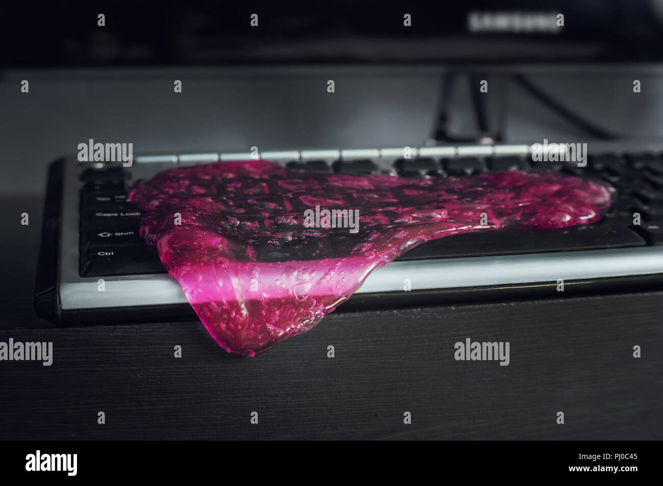 Il fango è lo strumento ideale per pulire la tastiera da polvere e sporcizia Foto Stock