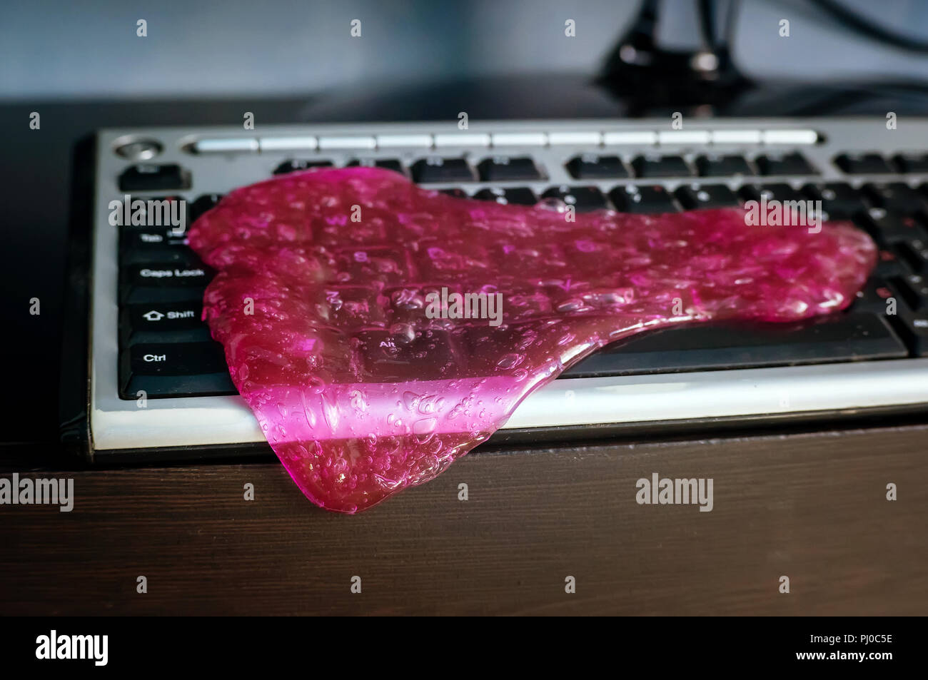 Per la pulizia della tastiera gel è la posa sul notebook. gel rosa. Foto Stock