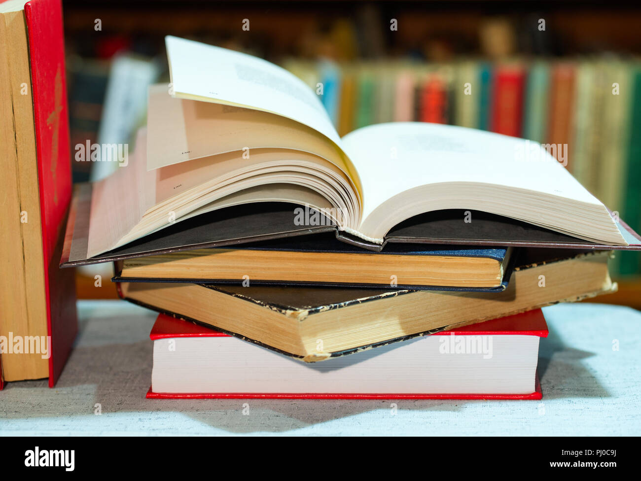 Libro Aperto, pila di libri hardback sul tavolo. Vista dall'alto. Foto Stock