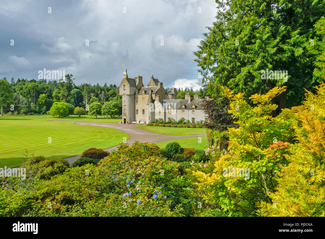 Il Castello Di Ballindalloch Banffshire Scozia Il Castello E Giardini Spettacolari In Tarda Estate Foto Stock Alamy