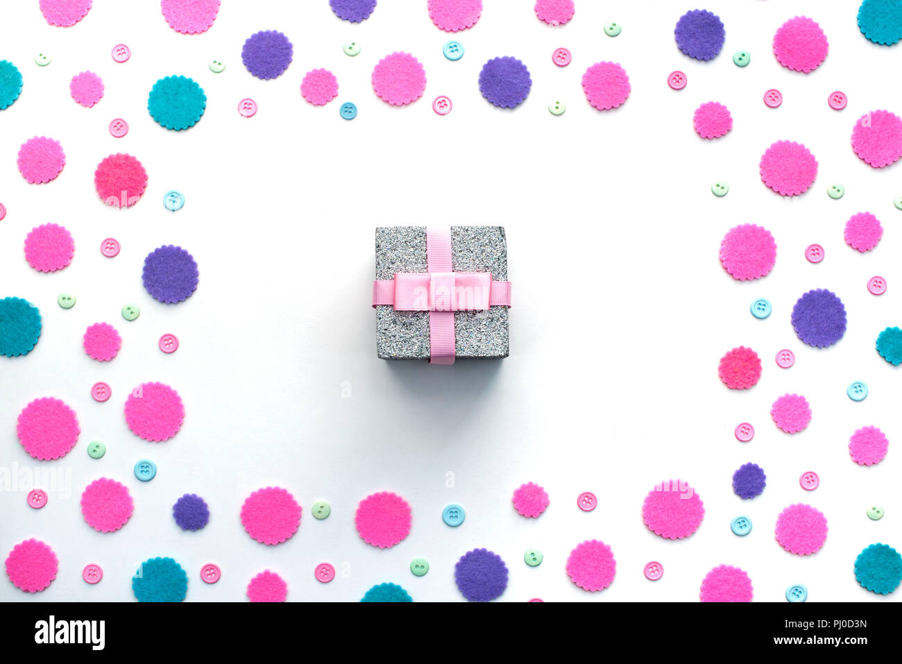 Coriandoli colorati box regalo su uno sfondo bianco. Vista superiore laici piatta Foto Stock