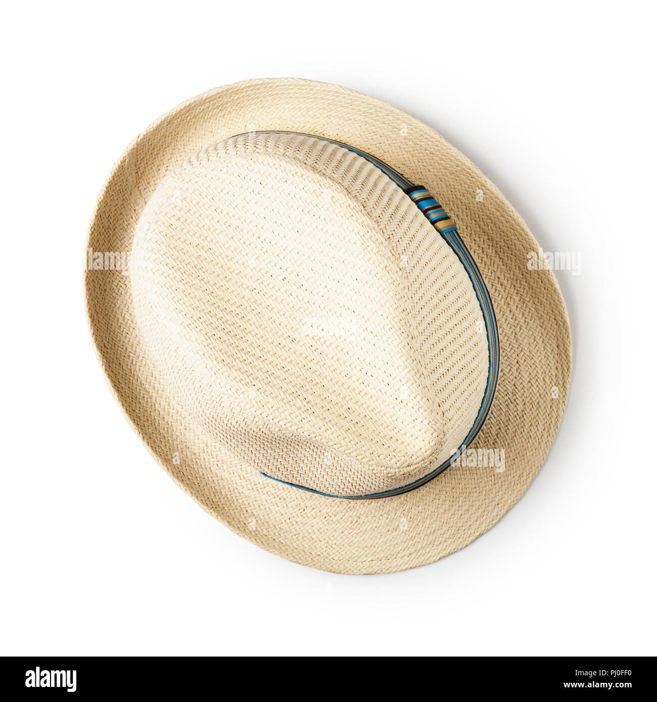 Cappello di paglia con nastro blu isolato su sfondo bianco, un singolo oggetto con percorso di clipping. Estate moda maschile. Piatto, laici vista superiore Foto Stock