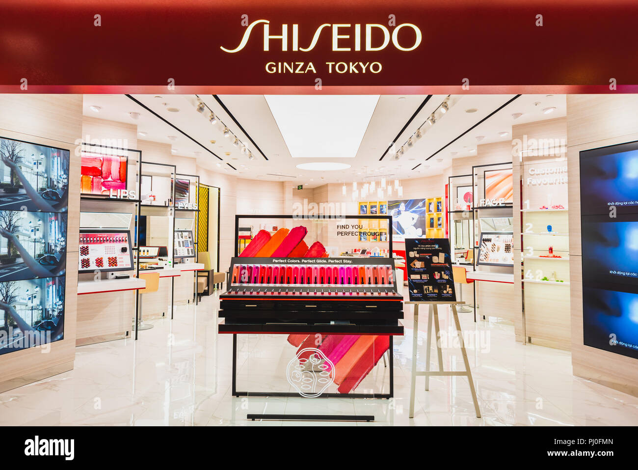 La città di Ho Chi Minh, Vietnam - 30 Aprile 2018: interni di Shiseido Ginza Tokyo store nel centro Vincom Shopping Mall. Foto Stock