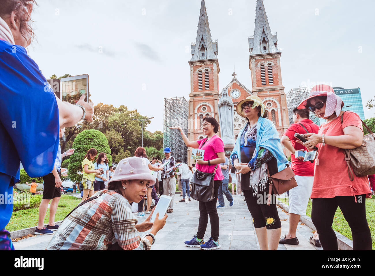 La città di Ho Chi Minh, Vietnam - 1 Maggio 2018: un gruppo di donne asiatiche i viaggiatori pongono & scattare fotografie presso la cattedrale di Notre Dame di Saigon. Foto Stock