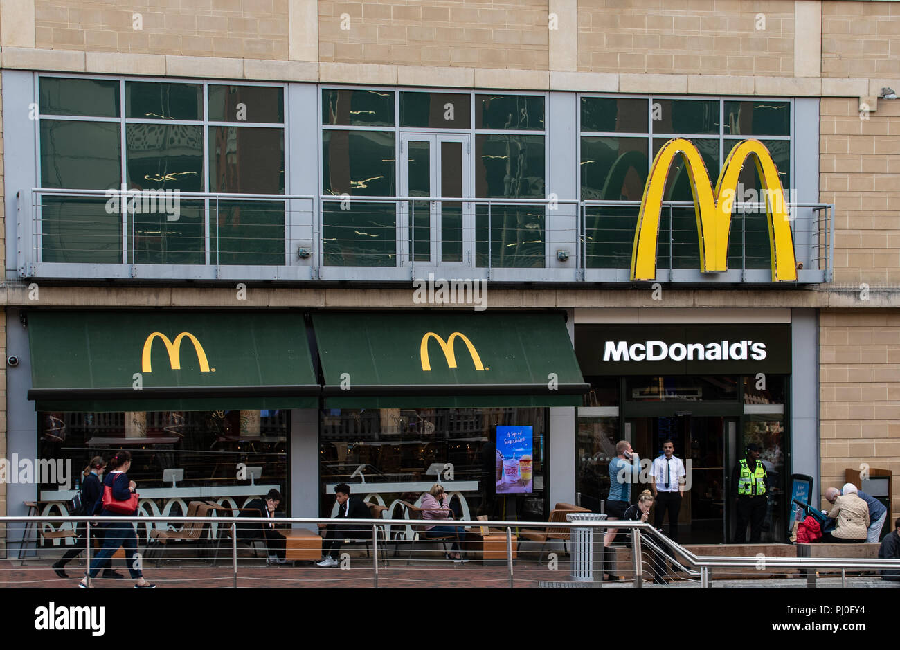 Reading, Regno Unito - 31 agosto 2018: l'ingresso al ristorante McDonalds al Riverside Foto Stock