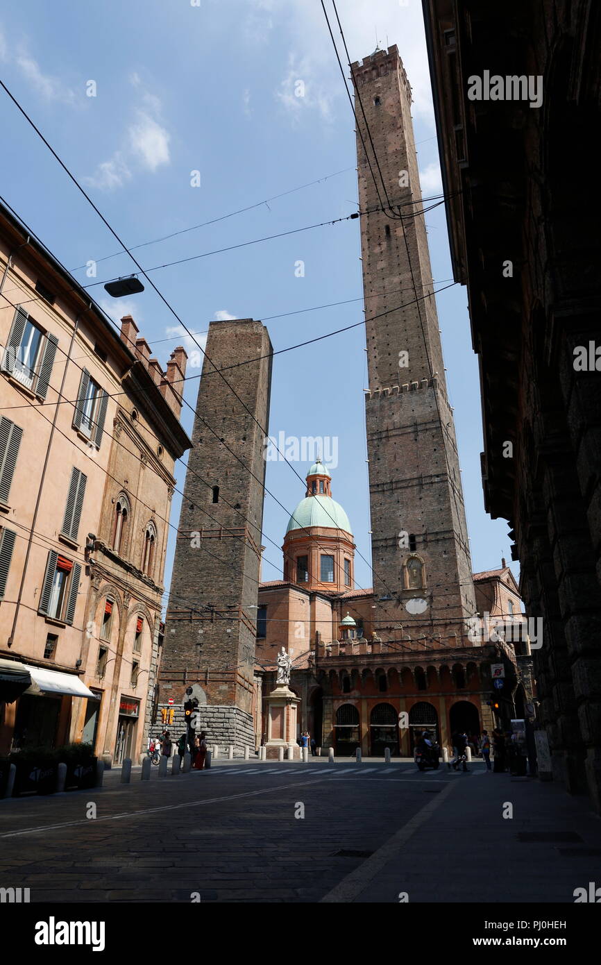 Due torri pendente (Asinelli e Garisenda), Bologna, Emilia Romagna, Italia Foto Stock