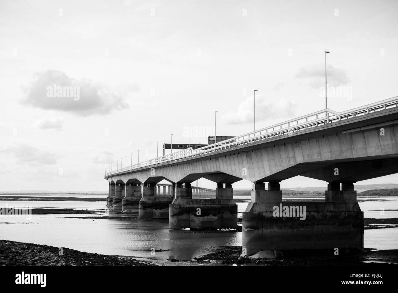 Il Principe di Galles ponte (seconda Severn Crossing vicino al Ponte Severn) Guardando oltre la foce da Severn Beach sul lato inglese vicino a Bristol Foto Stock