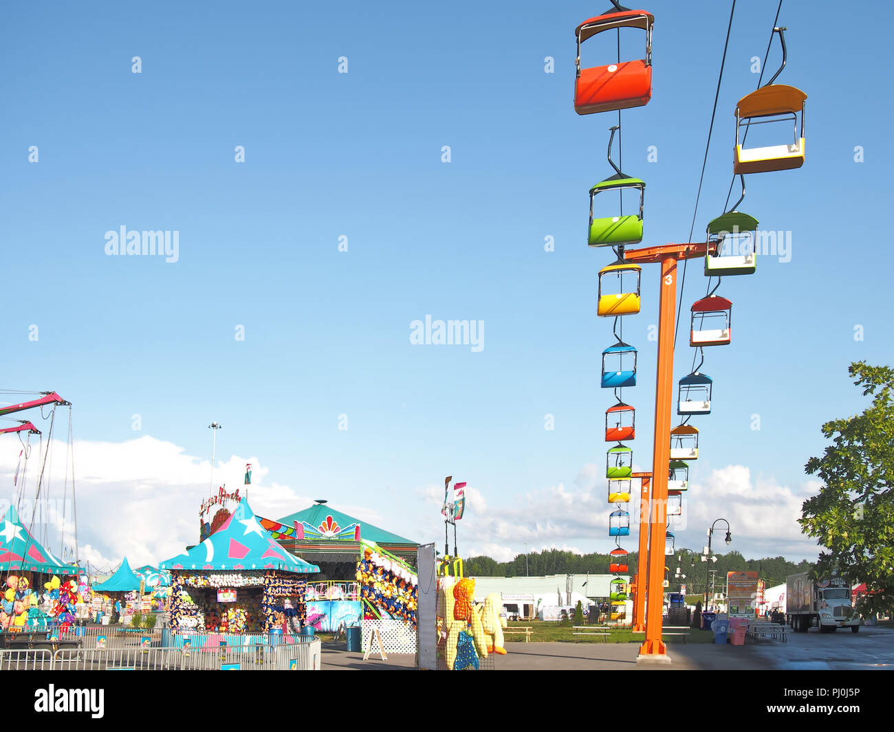 Geddes, New York, Stati Uniti d'America. Agosto 23, 2018. Paesaggio del west end e parte della metà della New York State Fair con il Broadway Slyliner rid sky Foto Stock