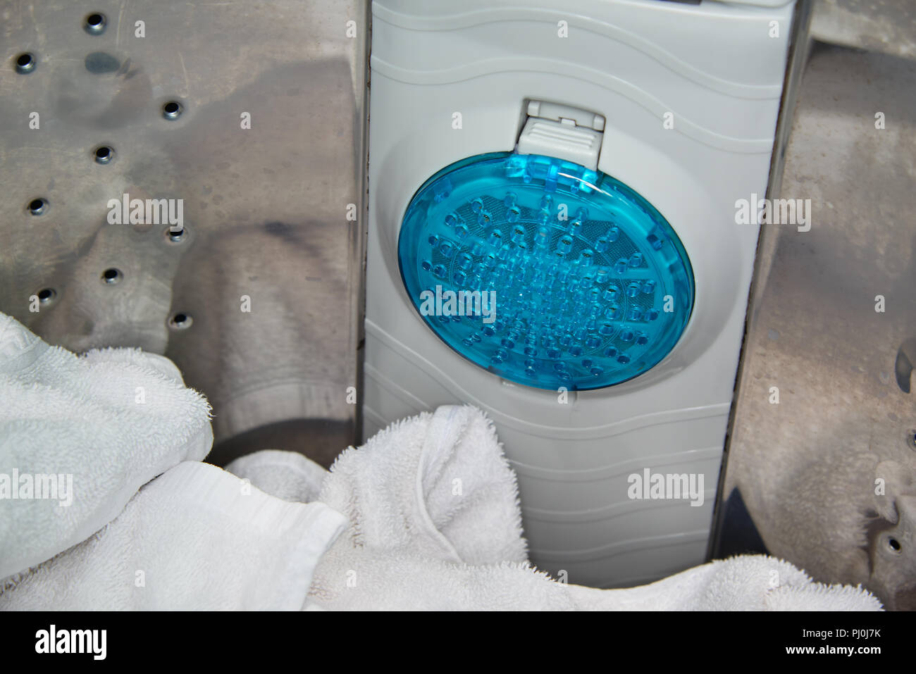 Filtro per filtrare la polvere da lavaggio in un carico superiore macchina di lavaggio Foto Stock